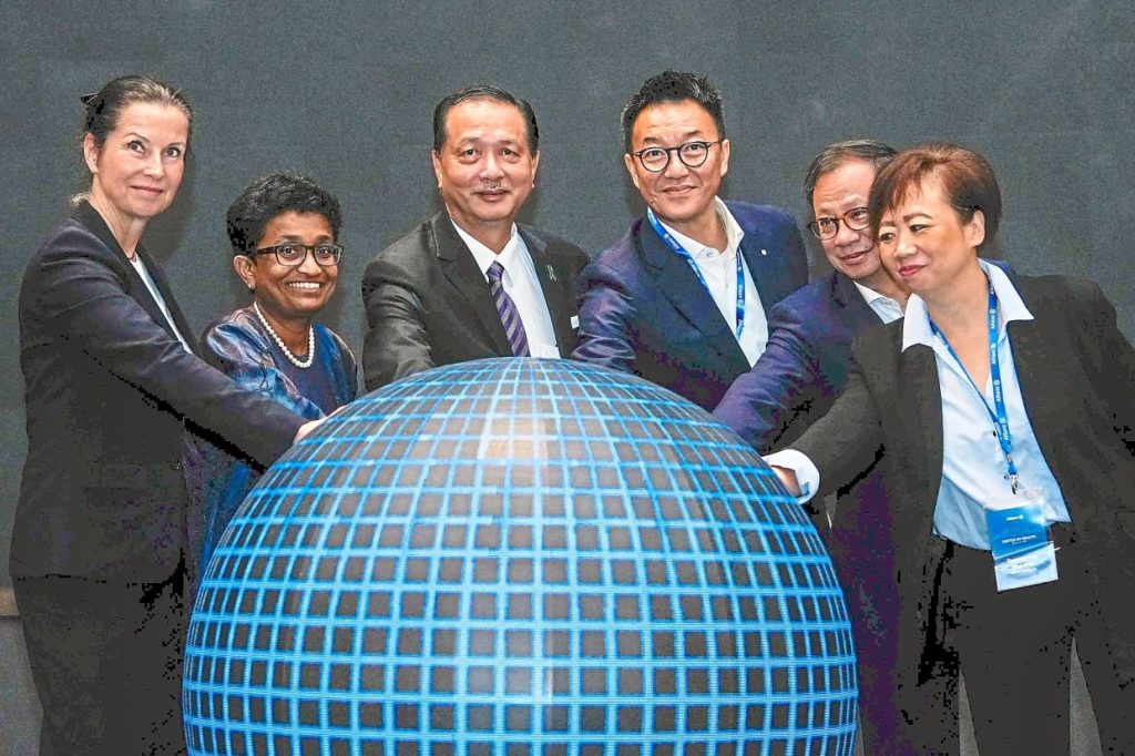 (from left) Allianz Digital Health managing director Birgit König, Anusha, Dr Noor Hisham, Allianz Malaysia Berhad chief executive officer Sean Wang, Allianz Life Insurance Malaysia Berhad chief executive officer Charles Ong, and Lee launching the Allianz Asia Health Summit.